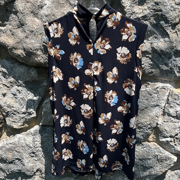NWOT Tommy Hilfiger Floral Top - Picture 4 of 7